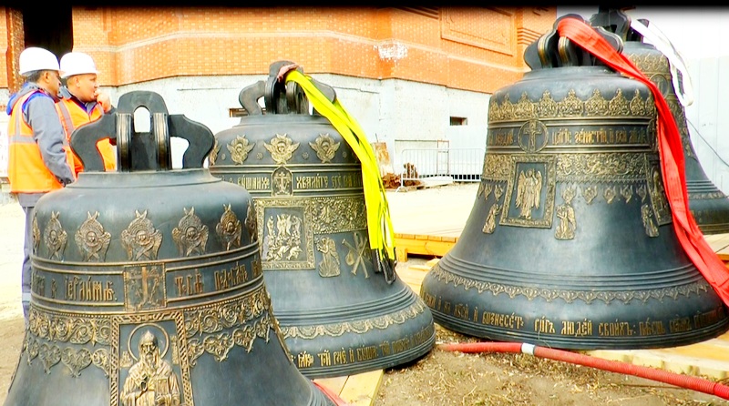 На звонницу будущего собора Александра Невского водрузили колокола